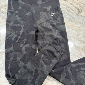 Gymshark-Black and Gray Camouflage Leggings